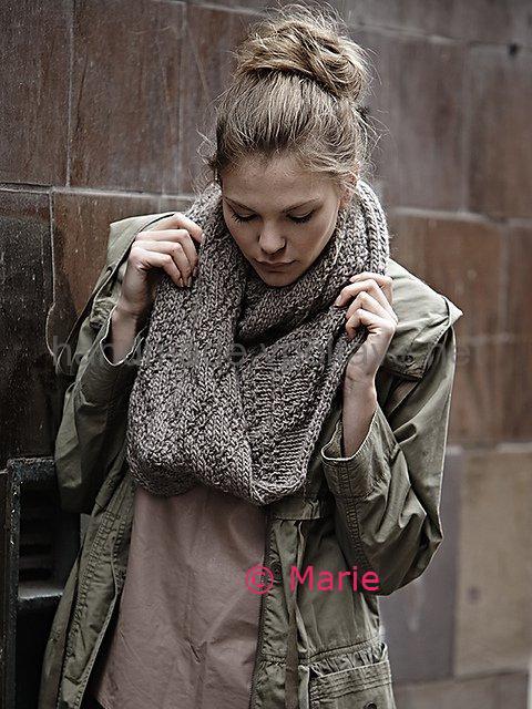 Шарф - хомут з ​​текстурними ромбами